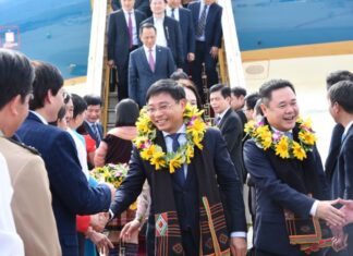 Những hành khách đầu tiên 'xông đất' sân bay Điện Biên mới