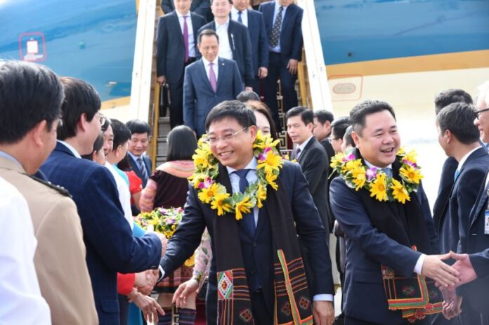 Những hành khách đầu tiên 'xông đất' sân bay Điện Biên mới