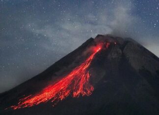 Núi lửa phun trào ở Indonesia: 11 người leo núi thiệt mạng