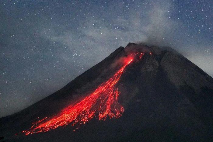 Nui lua phun trao o Indonesia - Núi lửa phun trào ở Indonesia: 11 người leo núi thiệt mạng