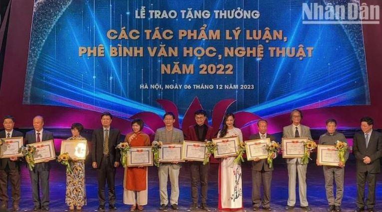 Tang thuong cac tac pham 2 min - Tặng thưởng các tác phẩm lý luận, phê bình văn học, nghệ thuật năm 2022