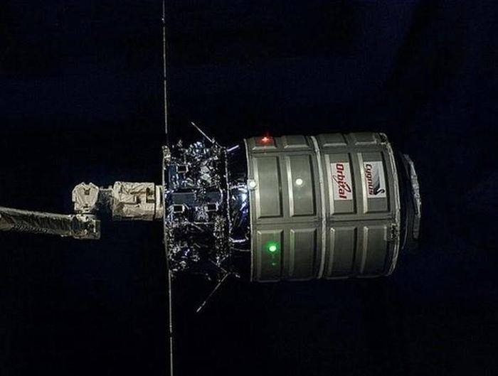 Tau vu tru thuong mai khong nguoi lai Cygnus - Tàu chở hàng Cygnus rời Trạm vũ trụ ISS