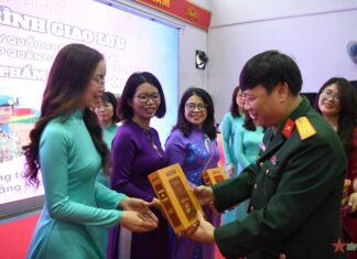Lan tỏa hình ảnh Bộ đội Cụ Hồ đến với các em học sinh Lan tỏa hình ảnh Bộ đội Cụ Hồ đến với các em học sinh