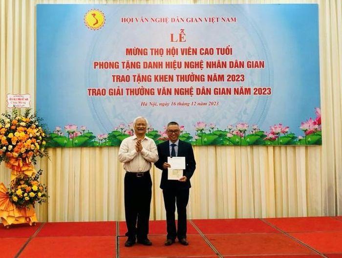 Trao giai Nhi A va giai Nhi B cho tac gia Nguyen Tien Dung - Giải thưởng Văn nghệ Dân gian năm 2023 tiếp tục không có giải A