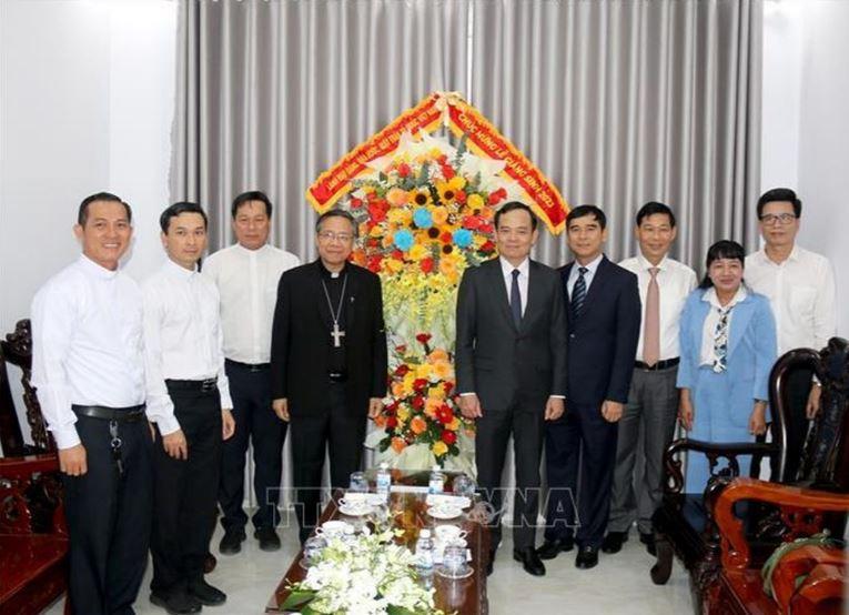 chuc mung Giang sinh tai Binh Thuan 2 min - Phó Thủ tướng Trần Lưu Quang thăm và chúc mừng Giáng sinh tại Bình Thuận