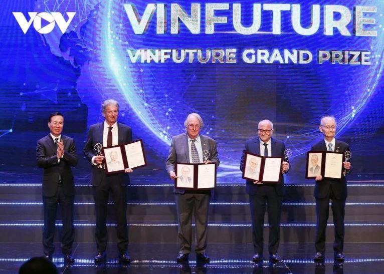 ctn 2 min - Chủ tịch nước Võ Văn Thưởng dự Lễ Trao giải thưởng Vin Future