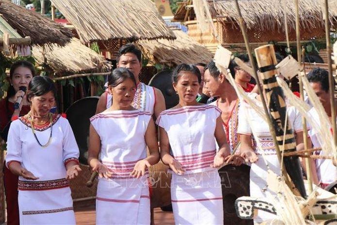 Tái hiện Lễ mở kho lúa của người Rơ Măm (làng Le, huyện Sa Thầy, tỉnh Kon Tum) tại Ngày hội văn hóa, thể thao và du lịch các dân tộc vùng Tây Nguyên lần thứ I tại tỉnh Kon Tum, năm 2023. 