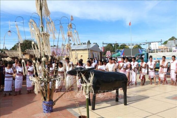 Đồng bào Rơ Măm làm lễ Mở cửa kho lúa Đồng bào Rơ Măm làm lễ Mở cửa kho lúa