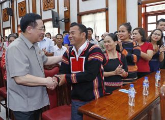 Chủ tịch Quốc hội thăm, tặng quà các đối tượng chính sách tỉnh Gia Lai Chủ tịch Quốc hội thăm, tặng quà các đối tượng chính sách tỉnh Gia Lai