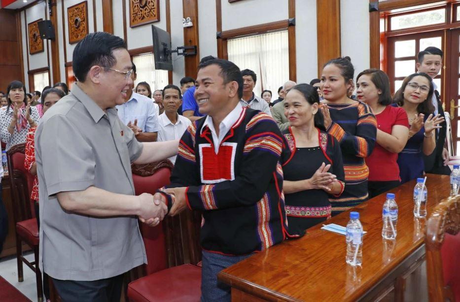 Chủ tịch Quốc hội thăm, tặng quà các đối tượng chính sách tỉnh Gia Lai