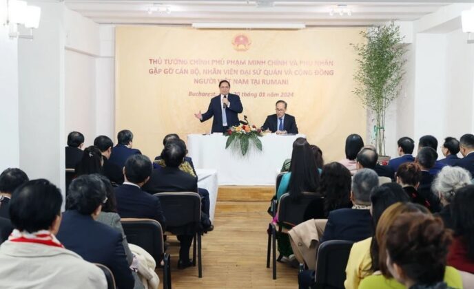 1 min 24 688x420 - Thủ tướng thăm Đại sứ quán và gặp gỡ Cộng đồng Người Việt Nam tại Romania