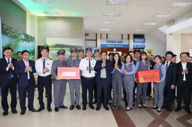 10 min 3 633x420 - Thủ tướng Phạm Minh Chính kiểm tra công tác phục vụ hành khách tại Ga Hà Nội