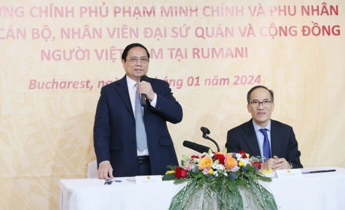 2 min 25 690x420 - Thủ tướng thăm Đại sứ quán và gặp gỡ Cộng đồng Người Việt Nam tại Romania