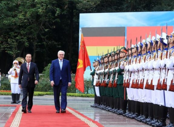 2 min 28 575x420 - Lễ đón Tổng thống Đức và Phu nhân thăm cấp Nhà nước tới Việt Nam