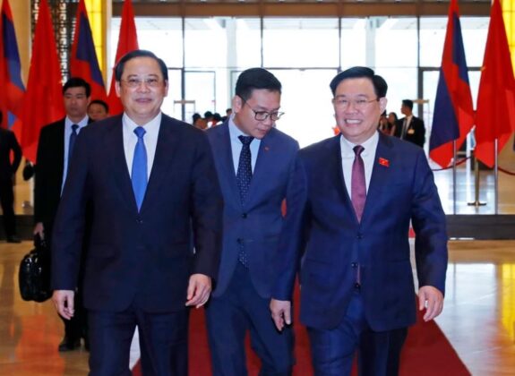 2 min 6 575x420 - Chủ tịch Quốc hội Vương Đình Huệ hội kiến Thủ tướng Lào Sonexay Siphandone