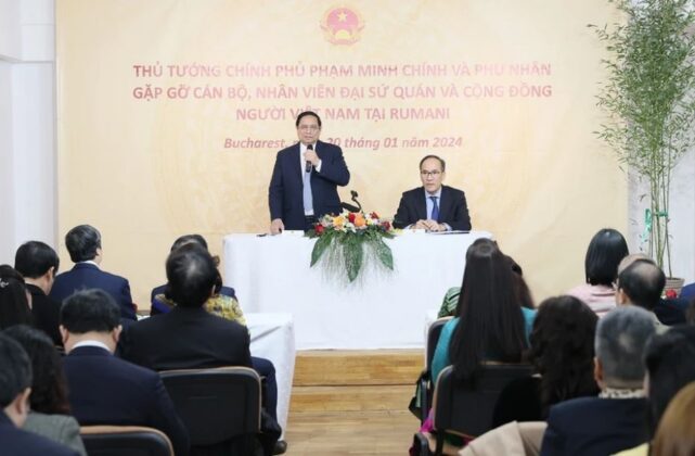 3 min 25 641x420 - Thủ tướng thăm Đại sứ quán và gặp gỡ Cộng đồng Người Việt Nam tại Romania