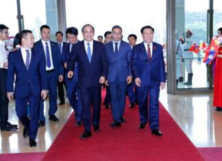 Chủ tịch Quốc hội Vương Đình Huệ hội kiến Thủ tướng Lào Sonexay Siphandone