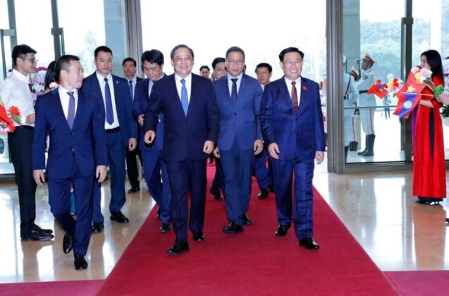 3 min 6 637x420 - Chủ tịch Quốc hội Vương Đình Huệ hội kiến Thủ tướng Lào Sonexay Siphandone