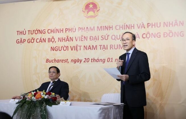 4 min 25 654x420 - Thủ tướng thăm Đại sứ quán và gặp gỡ Cộng đồng Người Việt Nam tại Romania