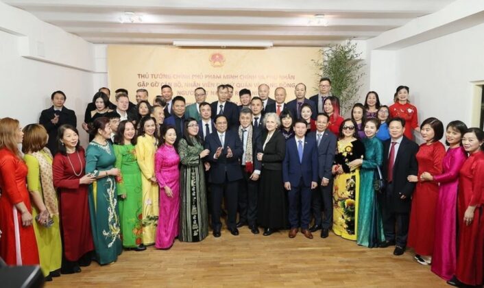 5 min 24 706x420 - Thủ tướng thăm Đại sứ quán và gặp gỡ Cộng đồng Người Việt Nam tại Romania
