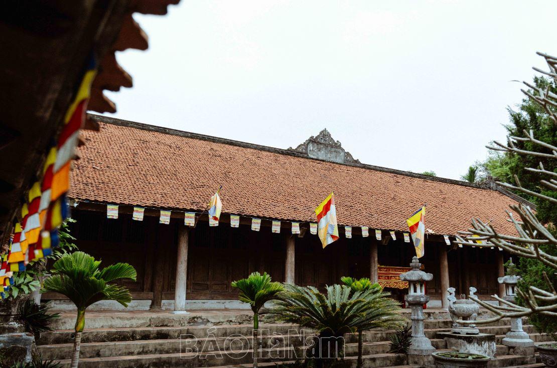 5 min 29 - Cận cảnh ngôi chùa cổ gần 1000 năm tuổi trên núi Đọi