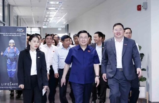 Chủ tịch Quốc hội Vương Đ&igrave;nh Huệ với c&aacute;c đại biểu tham quan khu điều h&agrave;nh của C&ocirc;ng ty Tr&aacute;ch nhiệm Hữu hạn H&oacute;a dầu Long Sơn.