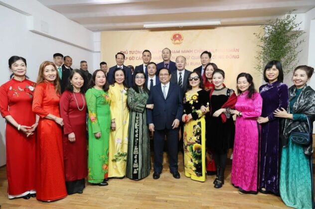 6 min 20 632x420 - Thủ tướng thăm Đại sứ quán và gặp gỡ Cộng đồng Người Việt Nam tại Romania