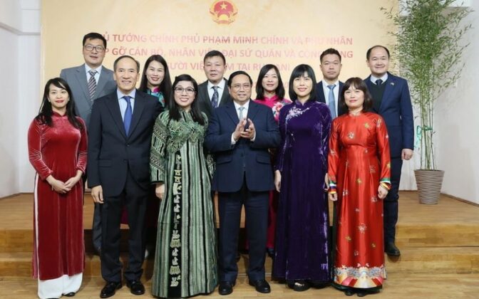 7 min 19 672x420 - Thủ tướng thăm Đại sứ quán và gặp gỡ Cộng đồng Người Việt Nam tại Romania
