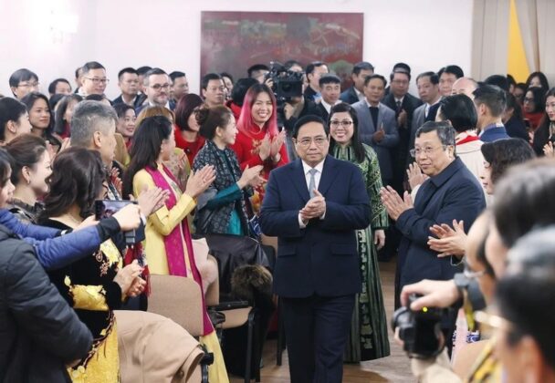 9 min 11 608x420 - Thủ tướng thăm Đại sứ quán và gặp gỡ Cộng đồng Người Việt Nam tại Romania
