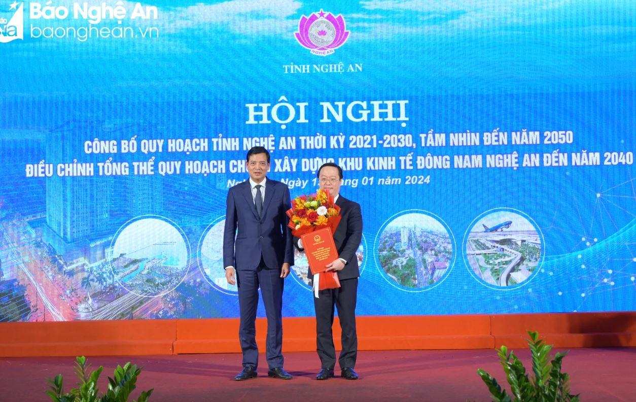 Thứ trưởng Bộ Xây dựng Bùi Xuân Dũng trao Quyết định số 93/QĐ-TTg ngày 15/2/2023 phê duyệt điều chỉnh tổng thể Quy hoạch chung xây dựng Khu Kinh tế Đông Nam Nghệ An, tỉnh Nghệ An đến năm 2040. 