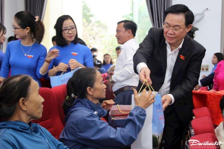 Chu tich Quoc hoi trao 200 suat qua Tet 2 min - Chủ tịch Quốc hội trao 200 suất quà Tết đến người có hoàn cảnh khó khăn