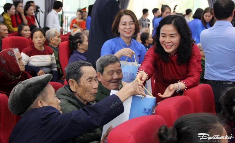Chu tich Quoc hoi trao 200 suat qua Tet 3 min - Chủ tịch Quốc hội trao 200 suất quà Tết đến người có hoàn cảnh khó khăn