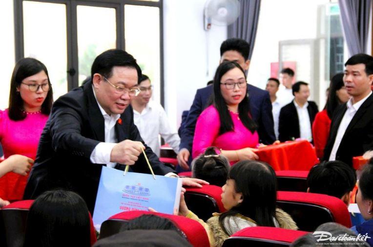 Chu tich Quoc hoi trao 200 suat qua Tet min - Chủ tịch Quốc hội trao 200 suất quà Tết đến người có hoàn cảnh khó khăn
