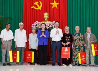 Chủ tịch nước Võ Văn Thưởng thăm và chúc Tết gia đình chính sách, hộ nghèo, giáo dân tỉnh Vĩnh Long