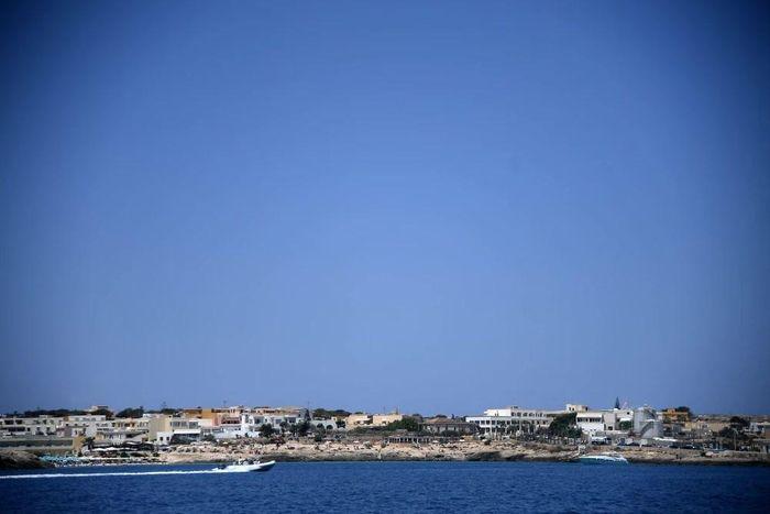 Dao Lampedusa cua Italy - Thuyền chở 40 người mất tích ngoài khơi đảo Lampedusa của Italy
