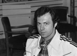 Trên 75.000 người hâm mộ dành phút mặc niệm ‘Hoàng đế bóng đá’ Franz Beckenbauer Trên 75.000 người hâm mộ dành phút mặc niệm 'Hoàng đế bóng đá' Franz Beckenbauer