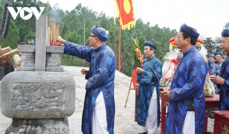 Ngay Nguyen Hue len ngoi Hoang de 2 min 800x470 - Dâng hương nhân kỷ niệm 235 năm Ngày Nguyễn Huệ lên ngôi Hoàng đế