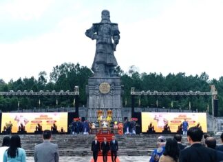 Dâng hương nhân kỷ niệm 235 năm Ngày Nguyễn Huệ lên ngôi Hoàng đế