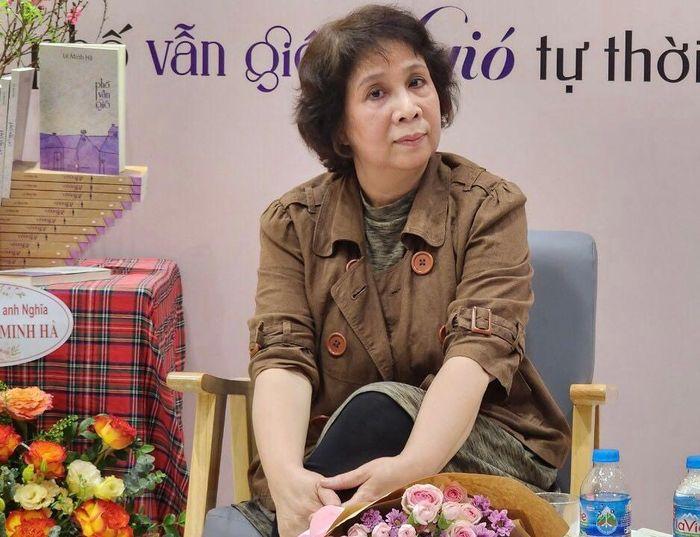 Nha van Le Minh Ha tai buoi gioi thieu sach min - Nhà văn Lê Minh Hà ra mắt 3 cuốn tiểu thuyết viết về Hà Nội