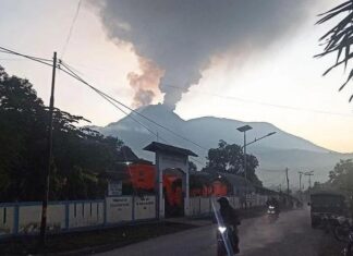 Indonesia: Hơn 2.000 người dân phải đi sơ tán do núi lửa phun trào