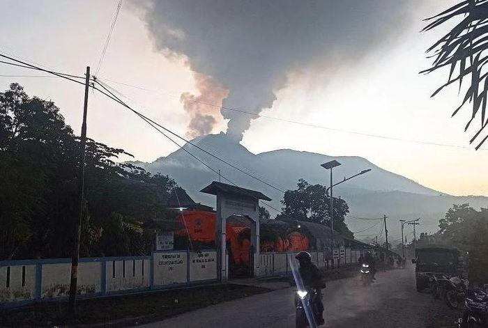 Nui lua Lewotobi Laki Laki - Indonesia: Hơn 2.000 người dân phải đi sơ tán do núi lửa phun trào