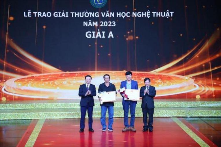 Pho Ban Tuyen giao Trung uong Tran Thanh Lam va Chu tich Lien hiep cac hoi VHNT Viet Nam Do Hong Quan min - Trao Giải thưởng Văn học nghệ thuật năm 2023