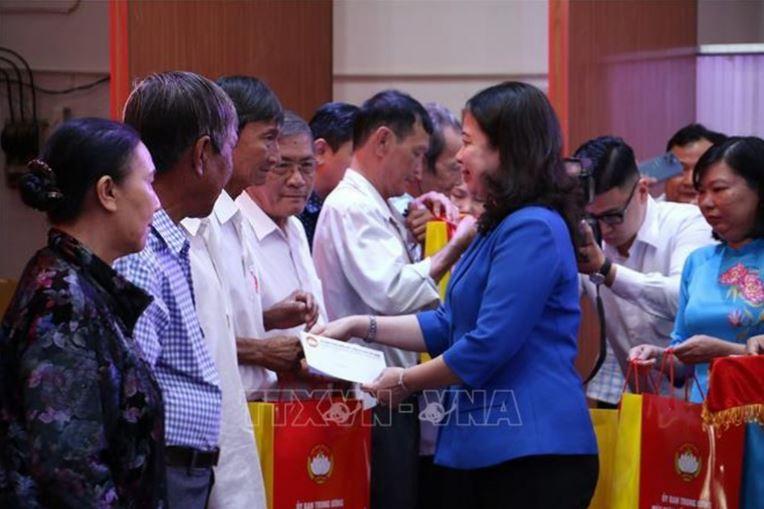 Pho Chu tich nuoc Vo Thi Anh Xuan tang qua Tet 2 min - Phó Chủ tịch nước Võ Thị Ánh Xuân tặng quà Tết cho người nghèo tại Bến Tre