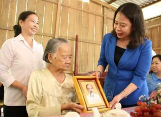 Phó Chủ tịch nước Võ Thị Ánh Xuân tặng quà Tết cho người nghèo tại Bến Tre Phó Chủ tịch nước Võ Thị Ánh Xuân tặng quà Tết cho người nghèo tại Bến Tre