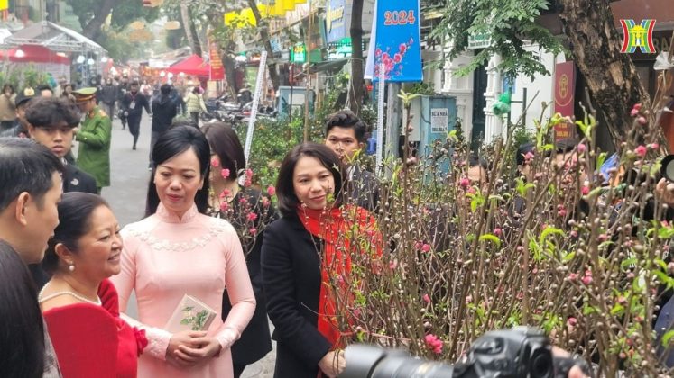 Phu nhan Chu tich nuoc va phu nhan Tong thong Philippinnes 3 min 747x420 - Phu nhân Chủ tịch nước và phu nhân Tổng thống Philippinnes thăm chợ hoa phố Hàng Lược