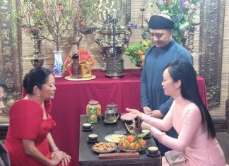 Phu nhân Chủ tịch nước và phu nhân Tổng thống Philippinnes thăm chợ hoa phố Hàng Lược