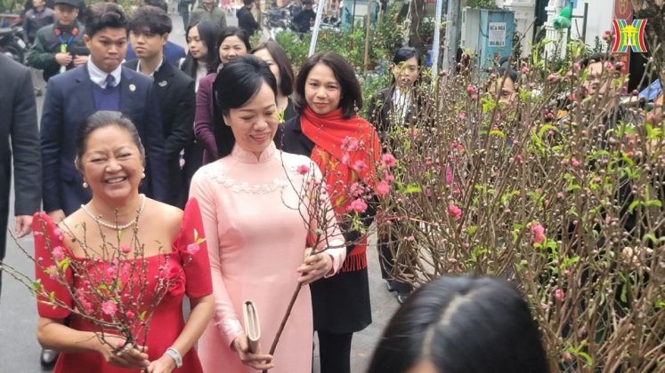 Phu nhan Chu tich nuoc va phu nhan Tong thong Philippinnes min 747x420 - Phu nhân Chủ tịch nước và phu nhân Tổng thống Philippinnes thăm chợ hoa phố Hàng Lược