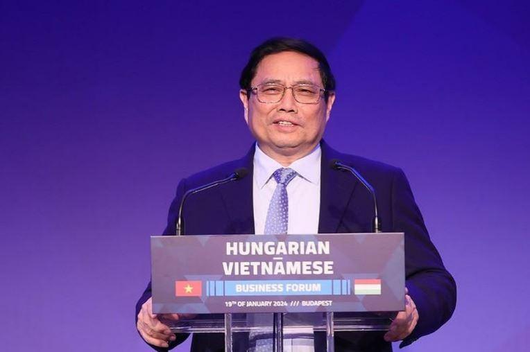 "Cùng với đó, Việt Nam sẽ tiếp tục giữ vững ổn định kinh tế vĩ mô; bảo vệ vững chắc độc lập, chủ quyền, toàn vẹn lãnh thổ; giữ vững ổn định chính trị, an ninh, an toàn, an dân và môi trường hòa bình, hợp tác và phát triển để các nhà đầu tư yên tâm. Nếu kinh tế vĩ mô không ổn định, tỉ giá, lãi suất biến động lớn thì rất khó cho các nhà đầu tư." "Cùng với đó, Việt Nam sẽ tiếp tục giữ vững ổn định kinh tế vĩ mô; bảo vệ vững chắc độc lập, chủ quyền, toàn vẹn lãnh thổ; giữ vững ổn định chính trị, an ninh, an toàn, an dân và môi trường hòa bình, hợp tác và phát triển để các nhà đầu tư yên tâm. Nếu kinh tế vĩ mô không ổn định, tỉ giá, lãi suất biến động lớn thì rất khó cho các nhà đầu tư."