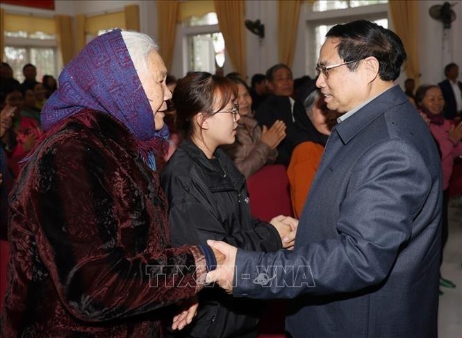 Thu tuong Pham Minh Chinh tham hoi dong vien nhan dan min - Thủ tướng Phạm Minh Chính thăm, tặng quà người nghèo tỉnh Hải Dương nhân dịp Tết Nguyên đán