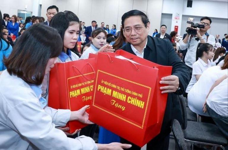 Thu tuong Pham Minh Chinh tham tang qua 2 min - Thủ tướng Phạm Minh Chính thăm, tặng quà công nhân, người lao động hoàn cảnh khó khăn dịp Tết